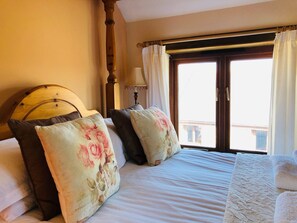 Individually decorated, individually furnished, laptop workspace - Cornwall Cottages - Helscott Barns (Bude)