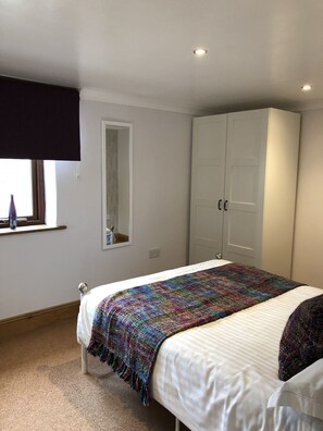 Rose Barn | Laptop workspace, iron/ironing board, WiFi (free)