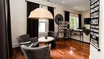 Deluxe Apartment, Private Bathroom, City View (Studio 555)