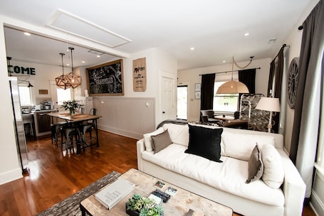 Deluxe Apartment, Private Bathroom, City View (Studio 555)