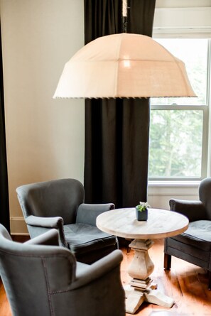 Deluxe Apartment, Private Bathroom, City View (Studio 555)