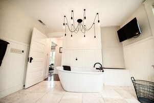 Deluxe Apartment, Private Bathroom, City View (Studio 555) | Bathroom