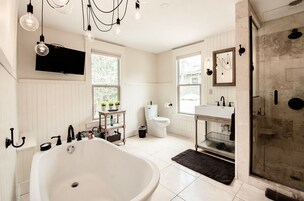 Deluxe Apartment, Private Bathroom, City View (Studio 555) | Bathroom