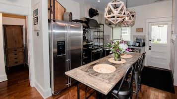 Deluxe Apartment, Private Bathroom, City View (Studio 555)