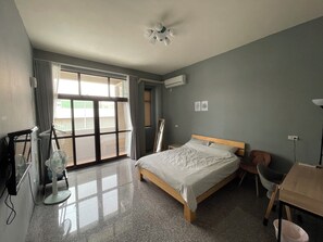 Minibar, escritorio, espacio para trabajar con laptop y wifi gratis