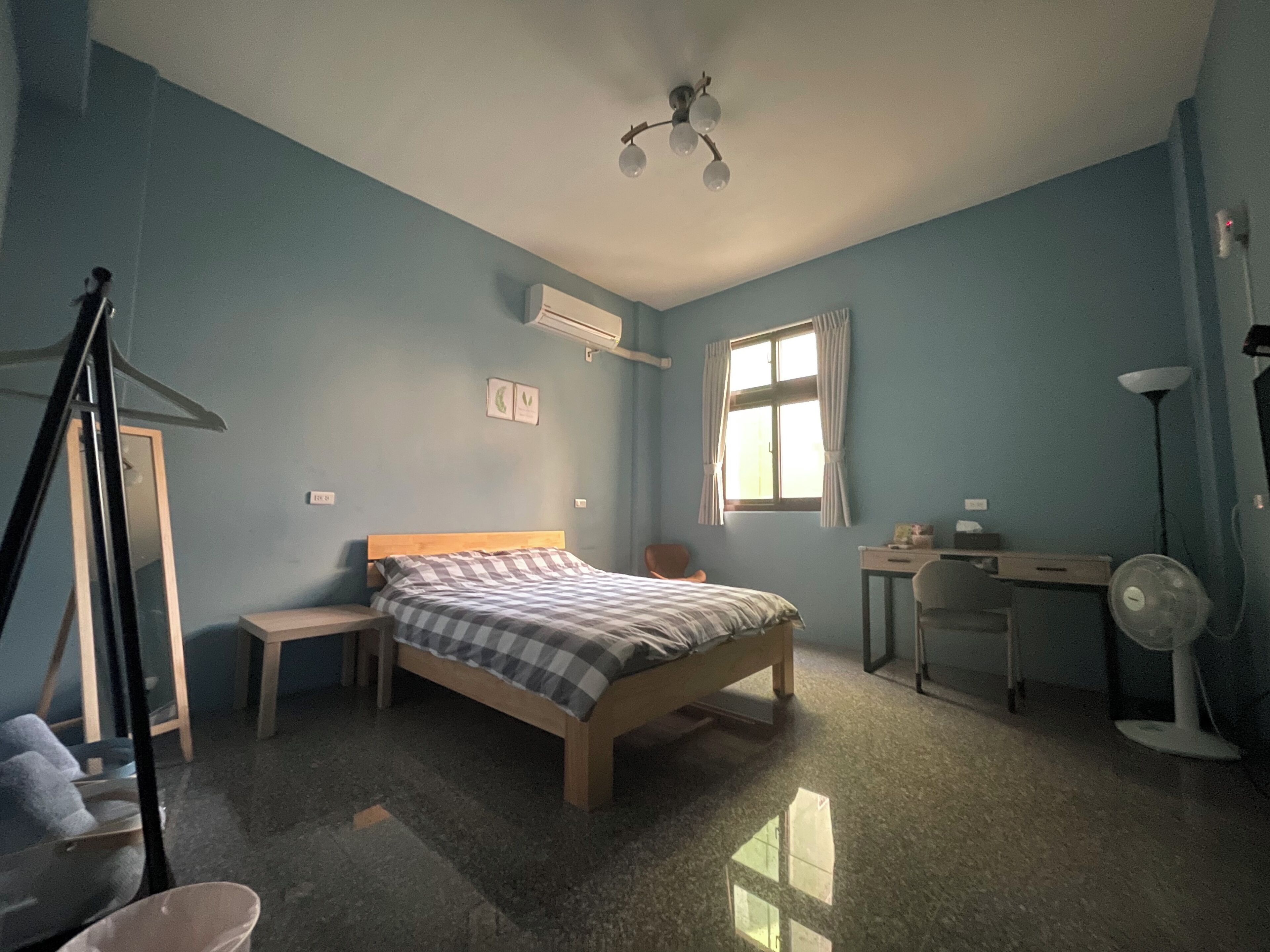 Minibar, desk, laptop workspace, free WiFi