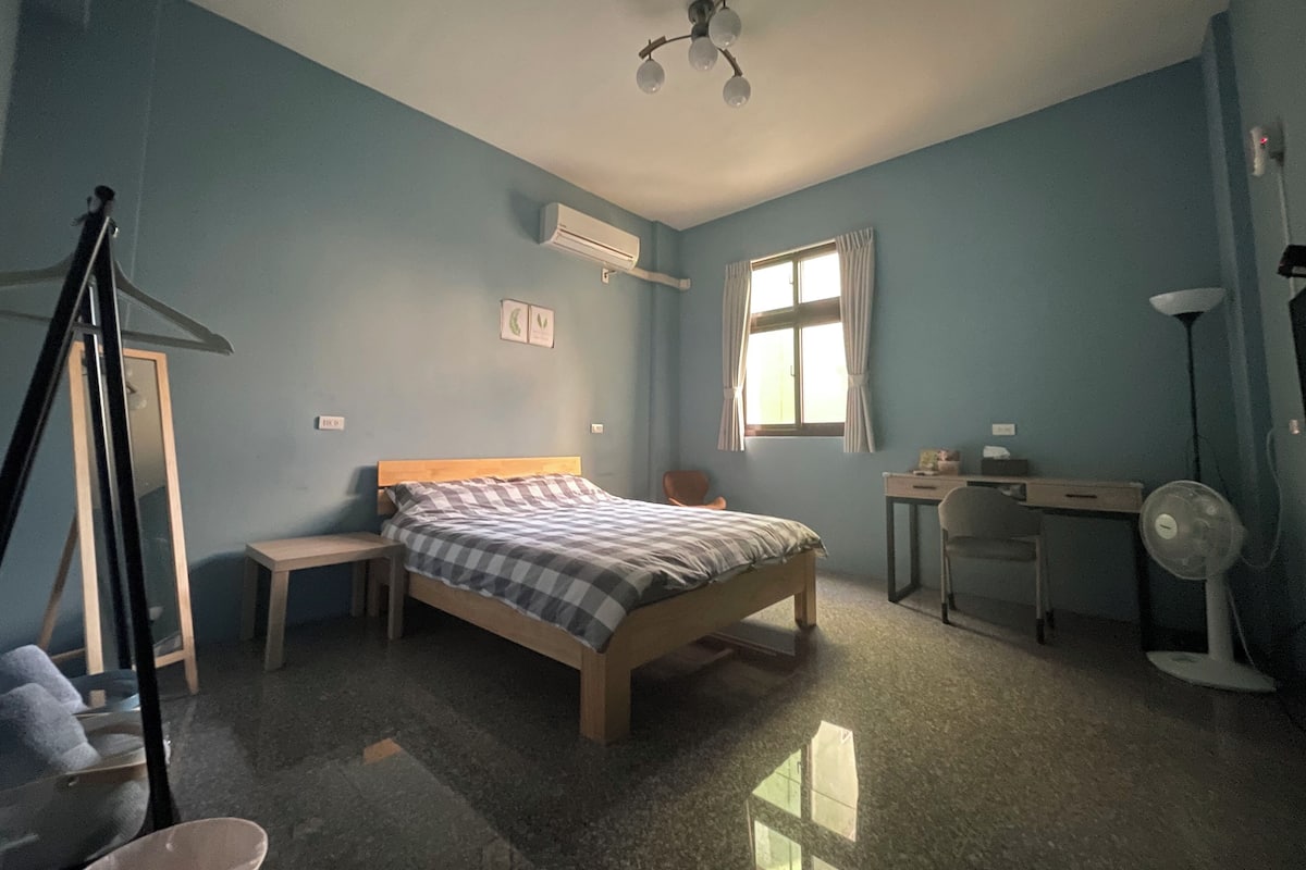 Minibar, desk, laptop workspace, free WiFi