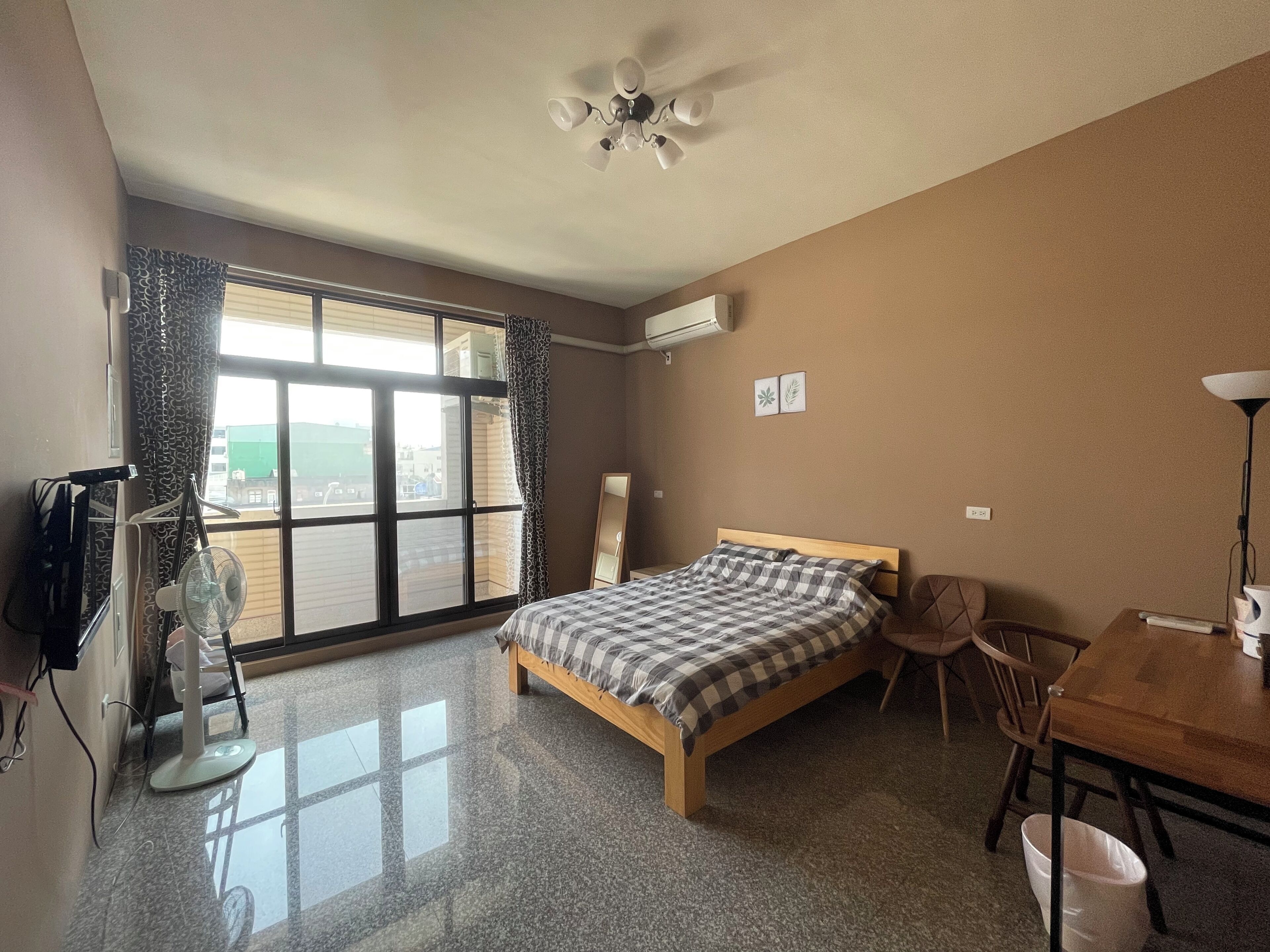 Minibar, escritorio, espacio para trabajar con laptop y wifi gratis 