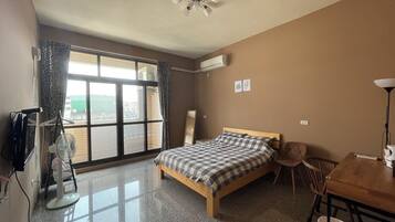 Minibar, escritorio, espacio para trabajar con laptop y wifi gratis