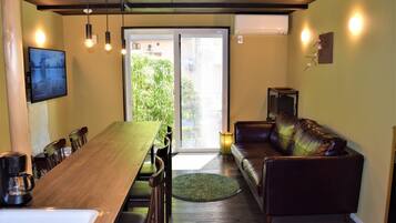 Sennari Room | Living area | Flat-screen TV, Netflix, DVD player