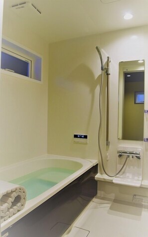 Separate tub and shower, free toiletries, hair dryer, slippers - Itomori (Takayama)