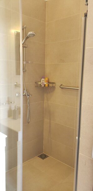 Standard Room | Bathroom | Shower, hydromassage showerhead, free toiletries, hair dryer