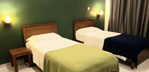 Habitació amb dos llits individuals superior | Roba de llit d'alta qualitat, caixa forta a l'habitació i escriptori 