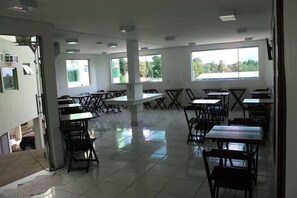 Café da manhã com buffet grátis todos os dias