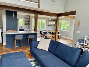 Smart TV, books - Point Judith Contemporary—Walk to Roger Wheeler Beach (Narragansett)