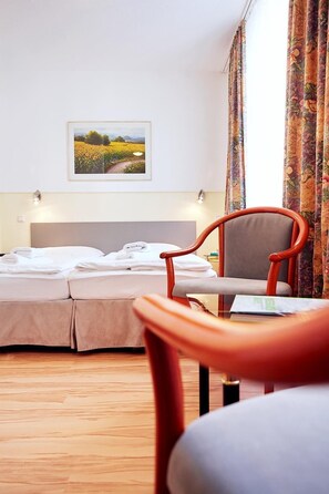 Desk, laptop workspace, free WiFi, bed sheets - Ring Hotel (Wiesbaden)