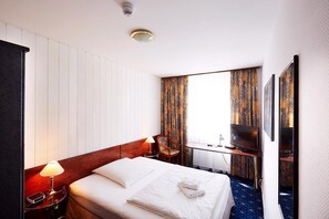 Desk, laptop workspace, free WiFi, bed sheets - Ring Hotel (Wiesbaden)
