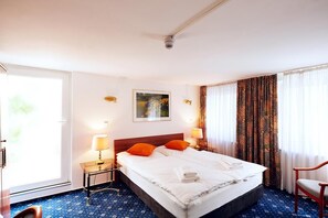 Desk, laptop workspace, free WiFi, bed sheets - Ring Hotel (Wiesbaden)