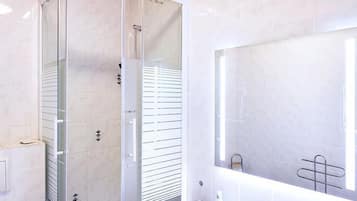 Dusche, Haartrockner, Handtücher, Seife