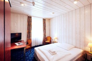 Desk, laptop workspace, free WiFi, bed sheets - Ring Hotel (Wiesbaden)