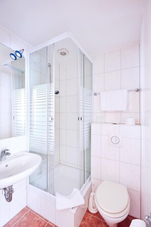 Buồng tắm vòi sen, máy sấy tóc, khăn tắm, xà phòng 