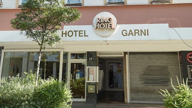 A hotel building with multiple windows and a sign that reads "RING HOTEL GARNI". - Ring Hotel (Wiesbaden)