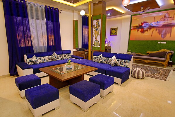 Lobby sitting area - The Hideout Agra Homestay (Agra)