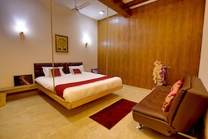 Elite Triple Room | Egyptian cotton sheets, premium bedding, down comforters - The Hideout Agra Homestay (Agra)