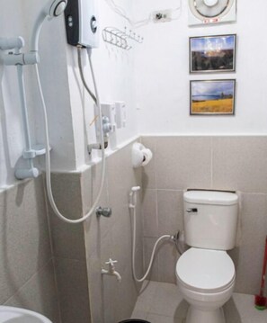 Shower, towels, soap, shampoo - CASA LUNA SIARGAO A [ 2 bedroom villa ] (General Luna)