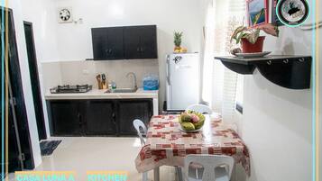 Réfrigérateur, plaque de cuisson, cafetiÚre/bouilloire