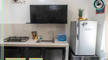 Réfrigérateur, plaque de cuisson, cafetiÚre/bouilloire