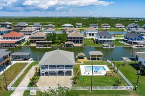 Uma área residencial com casas, piscina e um corpo d'água.