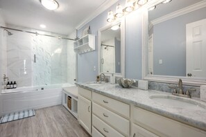 Combined shower/tub, towels - Happy Days On Waterways - Pool, Boat Slip, Bay Access, close to beach!! (Crystal Beach)