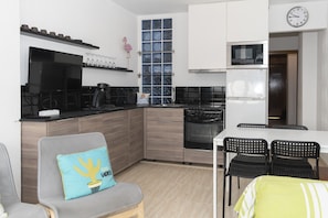 Fridge, microwave, oven, coffee/tea maker