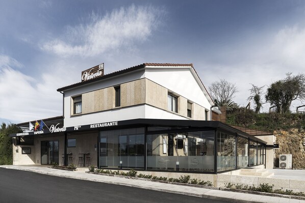 A two-story building with a restaurant named "Victoria" on the ground floor. - Hostal Residencia Victoria (Vedra)