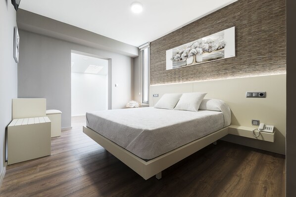 Double Room, 1 Queen Bed | In-room safe, desk, free cribs/infant beds, rollaway beds