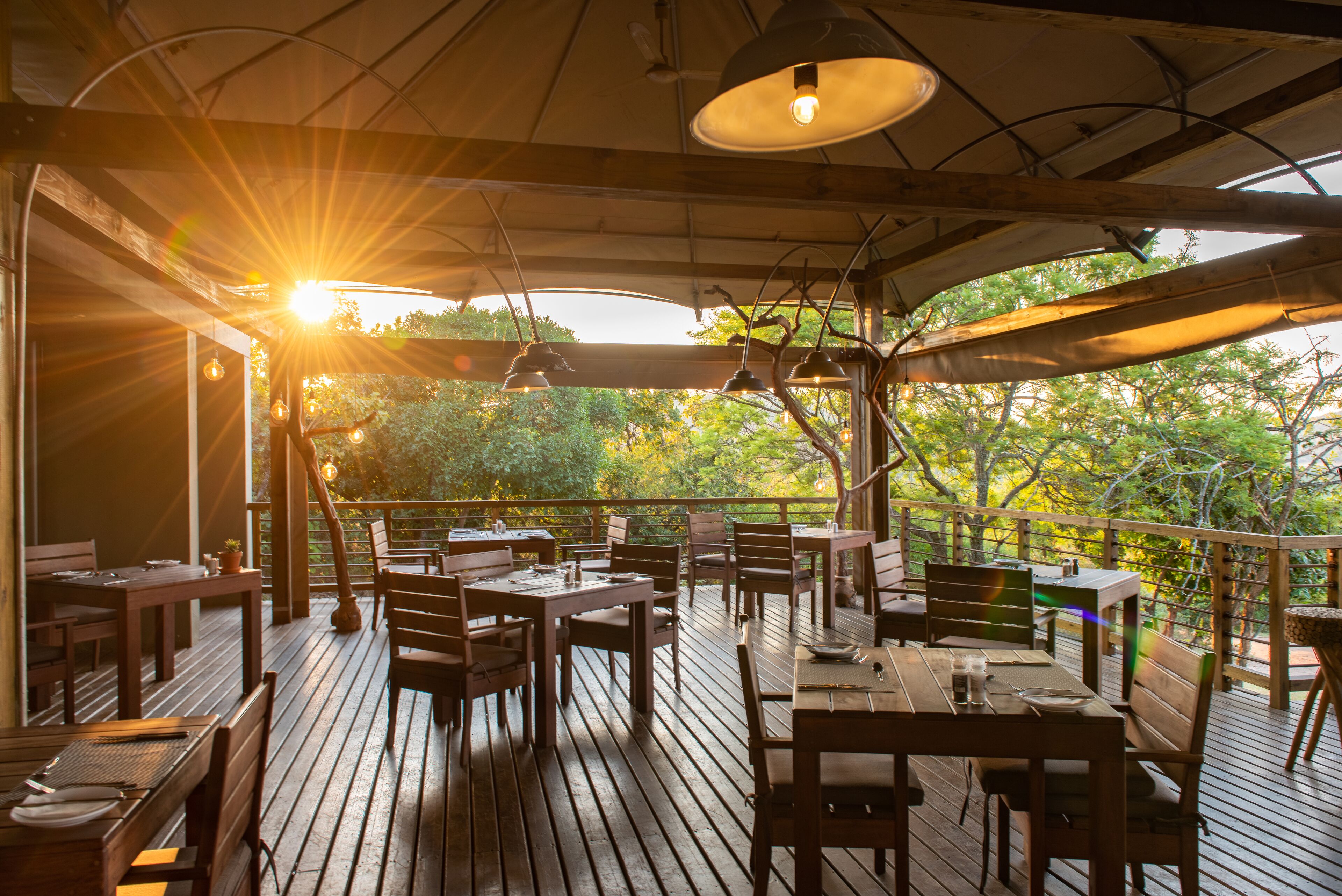 Frokost, lunsj og middag serveres, lokale og internasjonale retter 