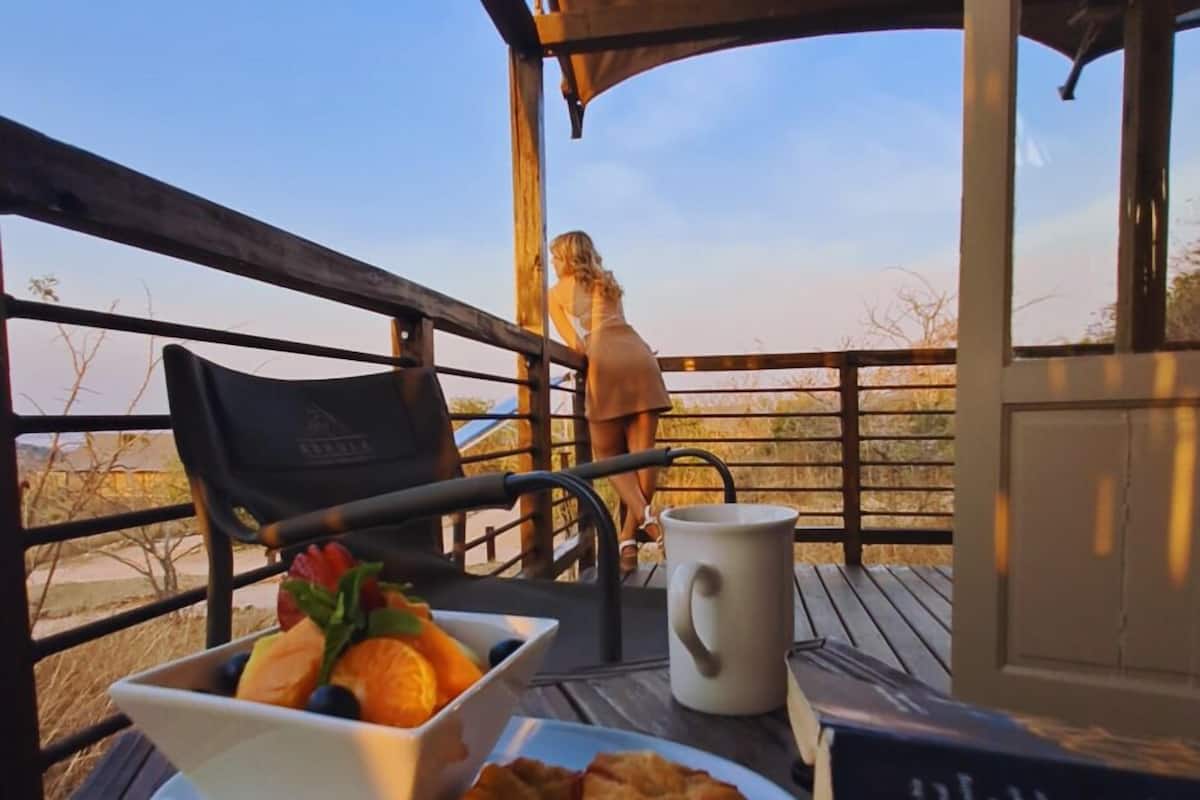 Tente luxueuse | Literie de qualité, lit avec matelas à plateau-coussin, minibar