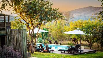 Piscina externa, guarda-sóis, espreguiçadeiras