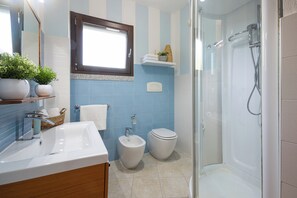 Dusche, Haartrockner, Bidet, Handtücher