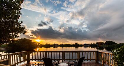 Upea järvinäköala allas huvila