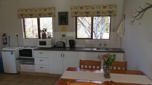 Deluxe Double Room | In-room dining - Fairview Cottages (Clarens)
