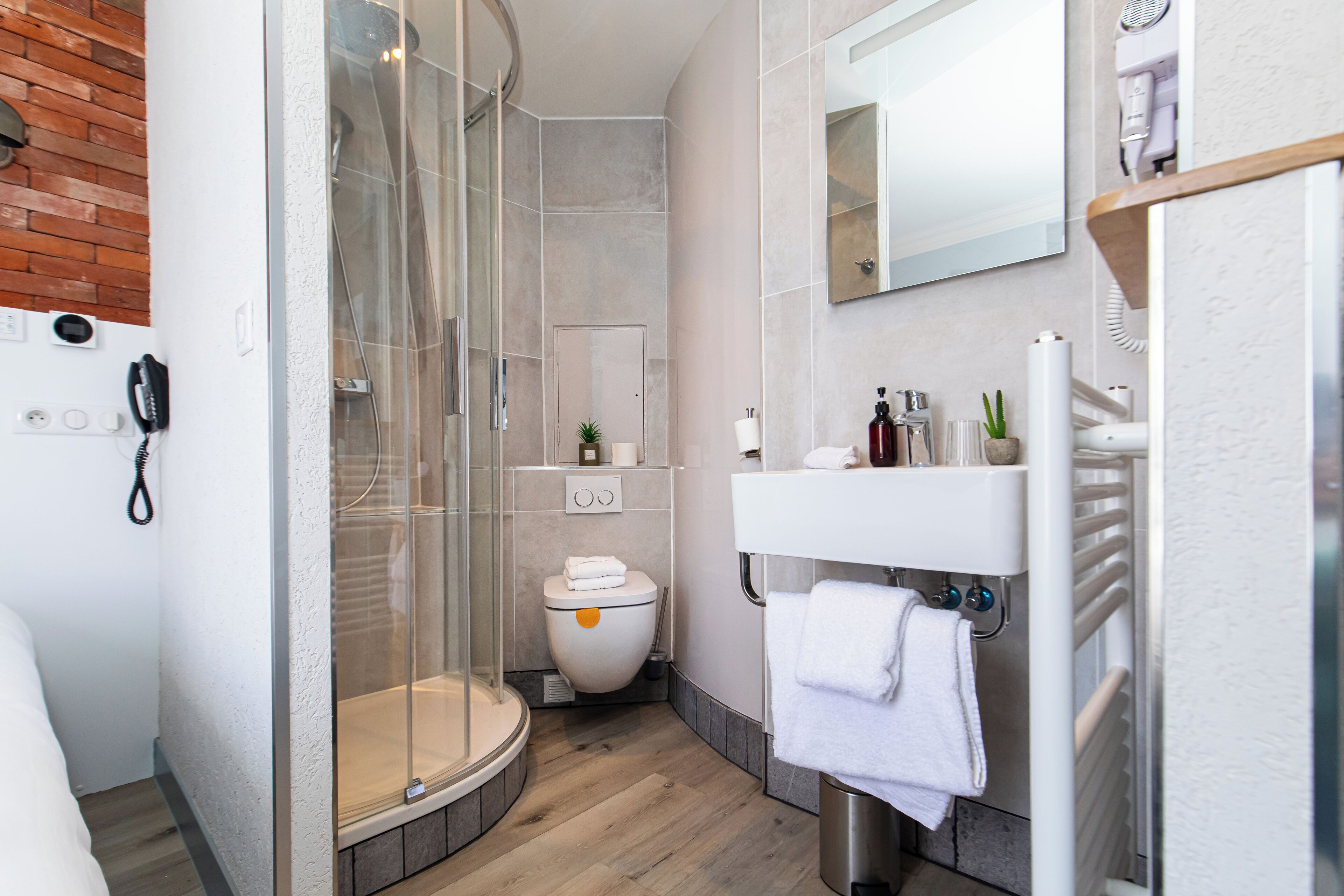 economy room | bathroom | free toiletries, hair dryer, towels