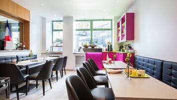 Desayuno buffet (EUR 14 por persona)