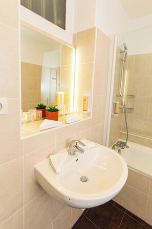 Familie suite | Badkamer | Gratis toiletartikelen, een haardroger, handdoeken