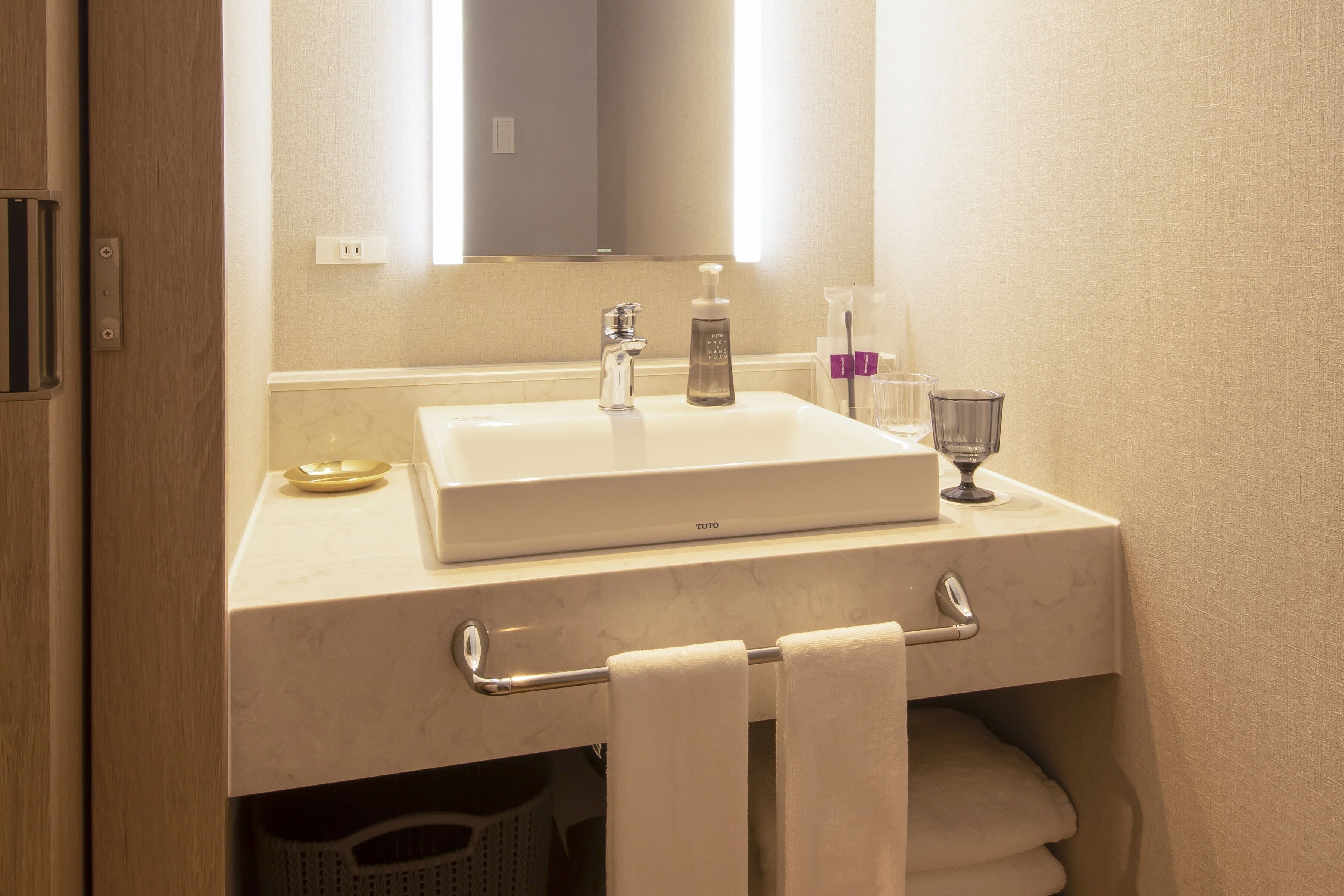 combined shower/bathtub, slippers, bidet, towels