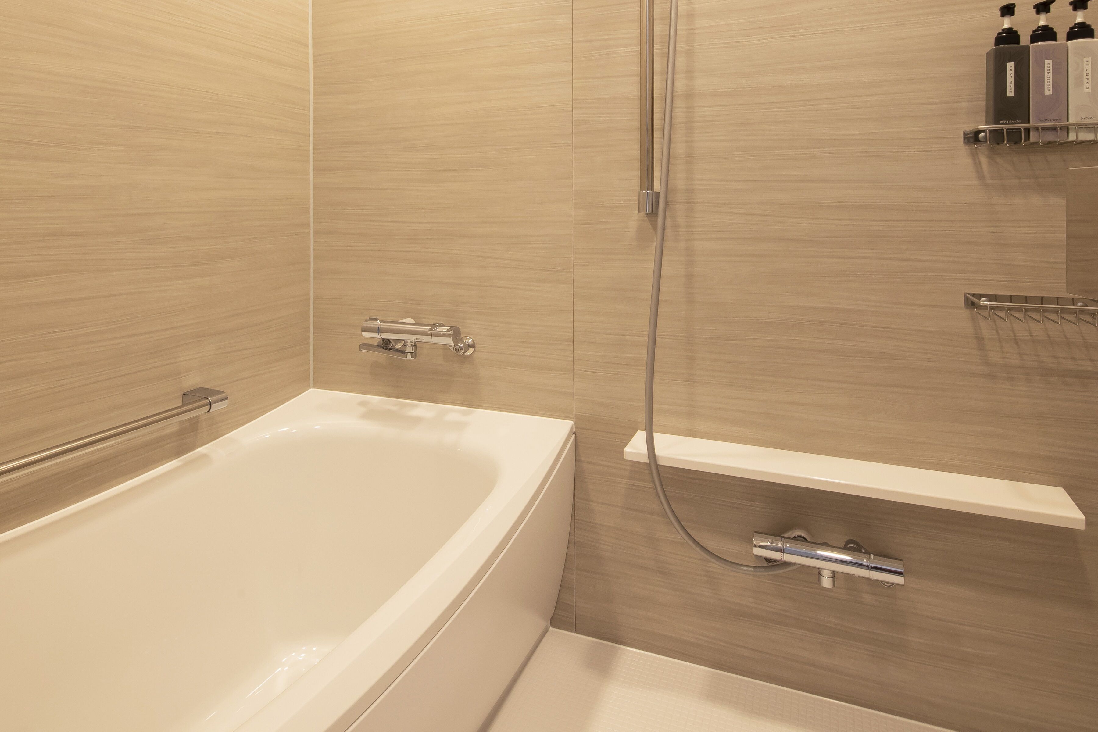 combined shower/bathtub, slippers, bidet, towels