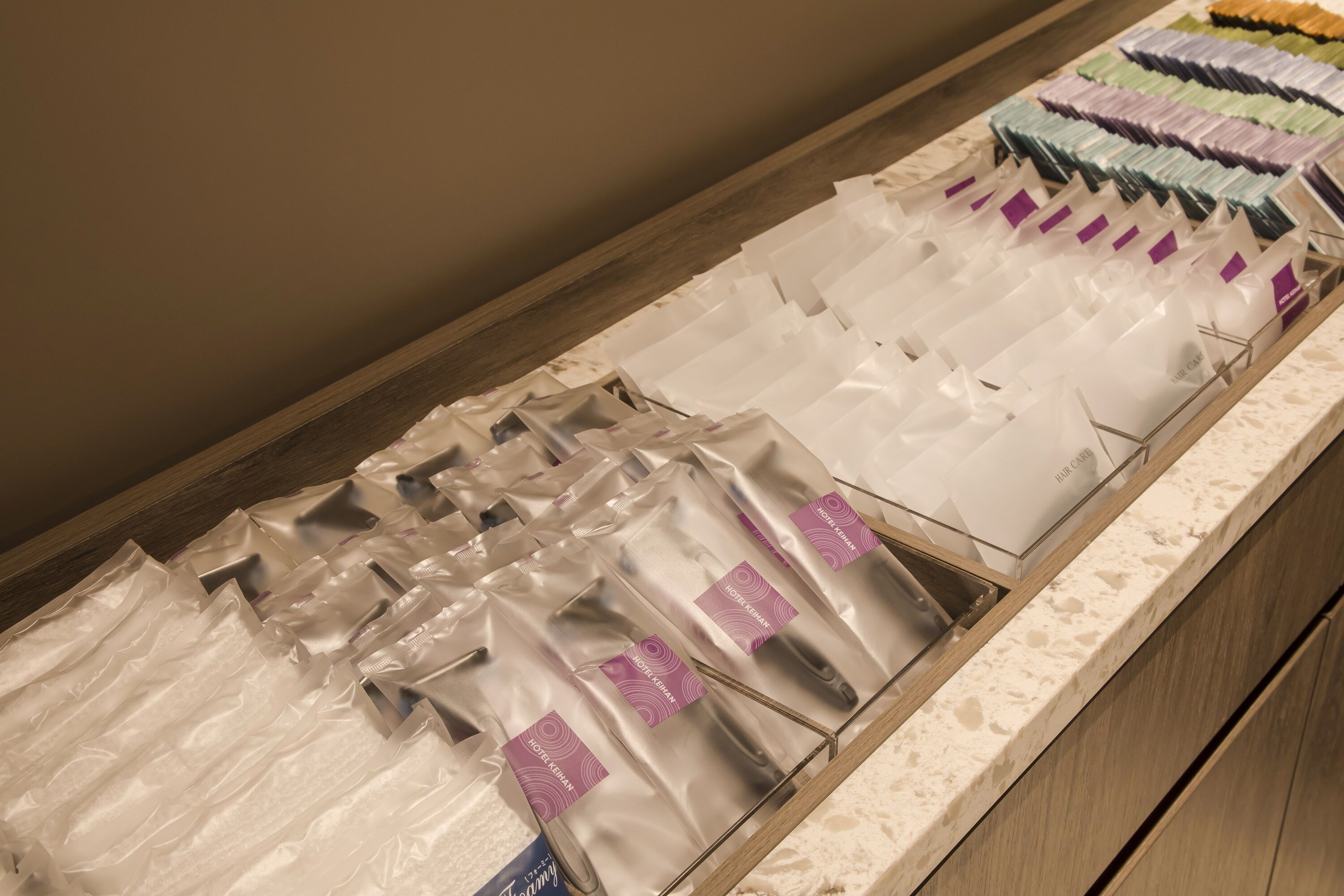 Presentación ordenada de productos para el cuidado del cabello en un hotel.