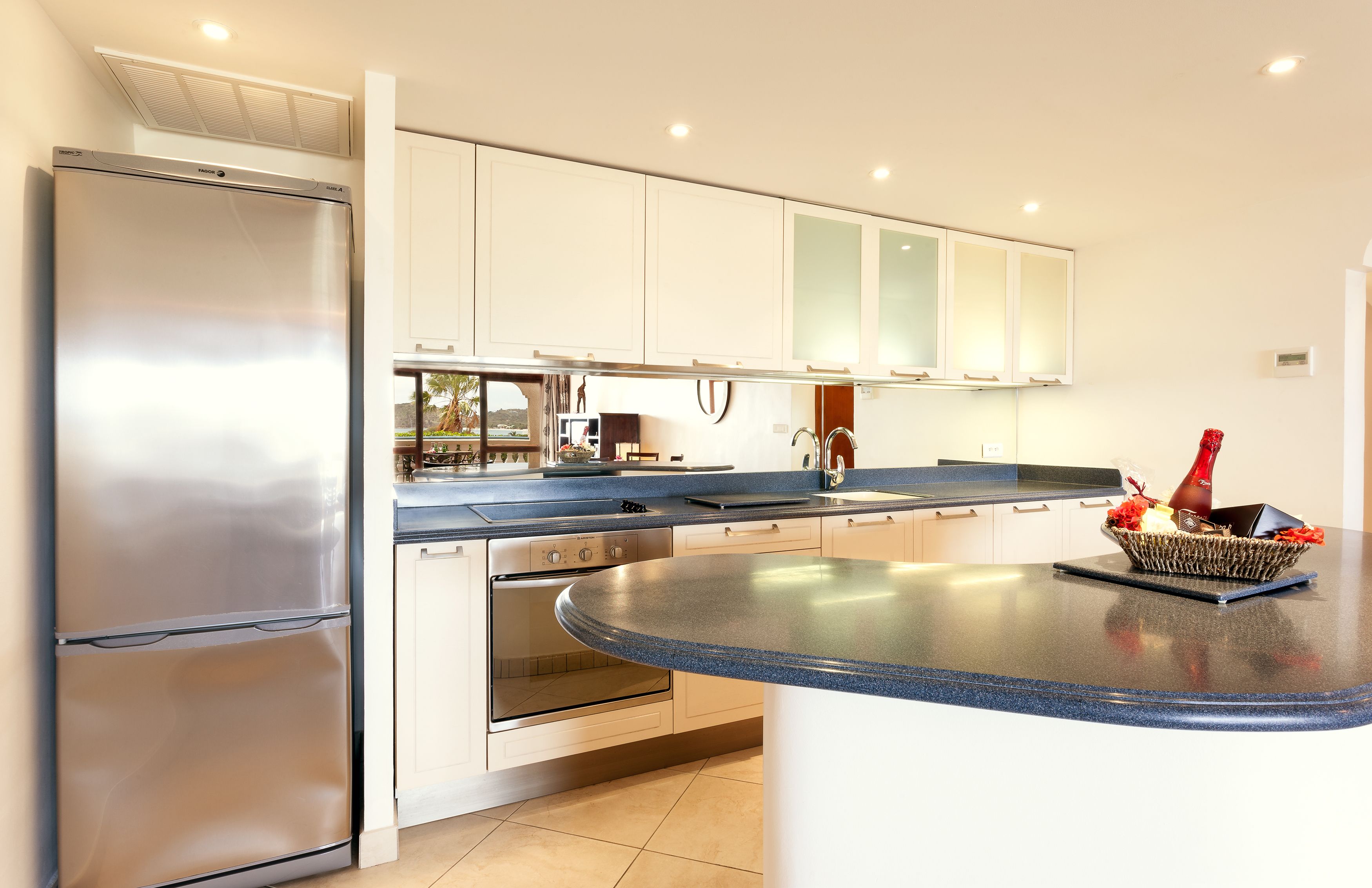 full-sized fridge, microwave, oven, stovetop