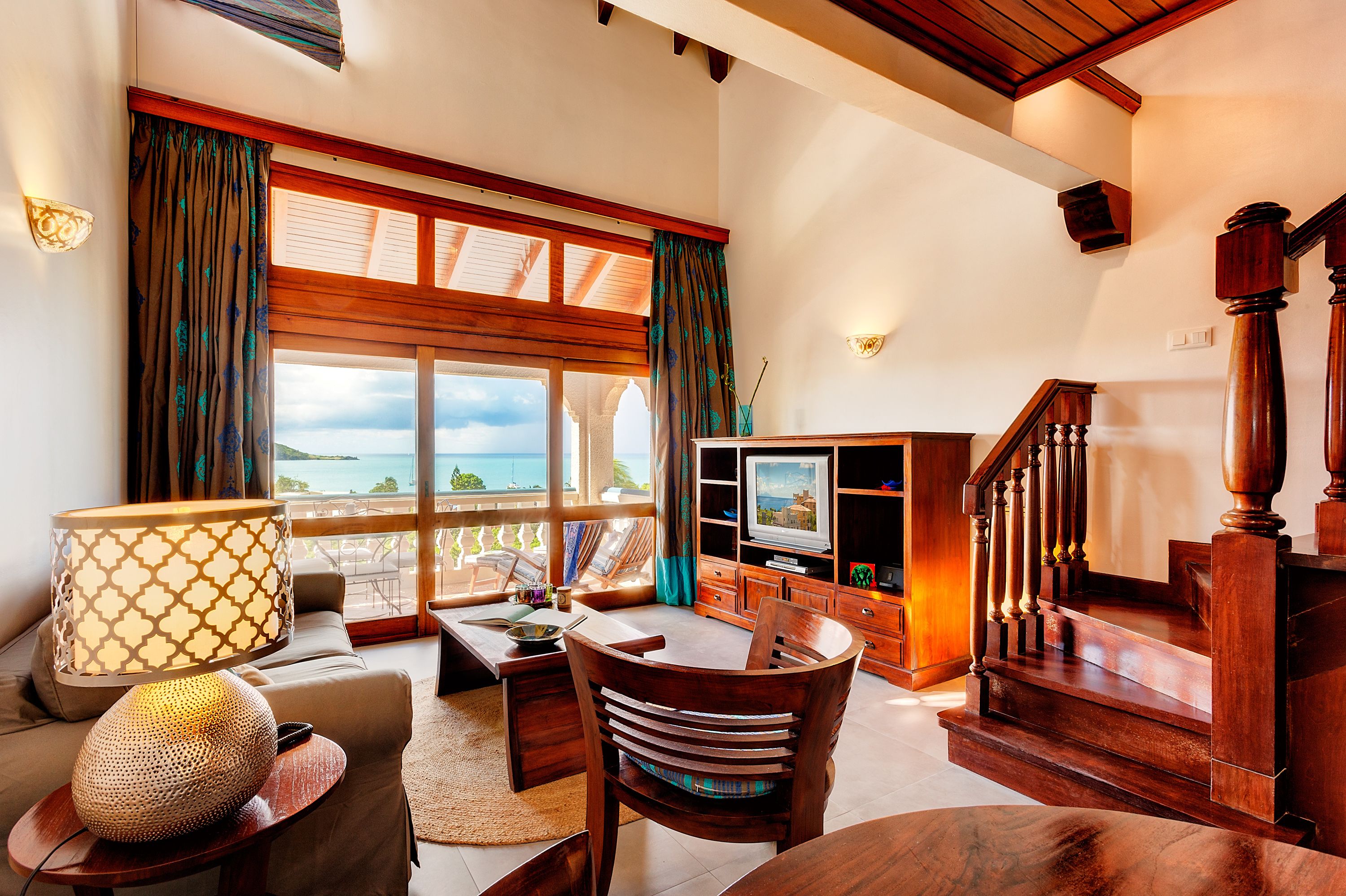 华丽复式房 | 起居区 | 32-英寸LED 电视（配备卫星频道）、电视、iPod 基座